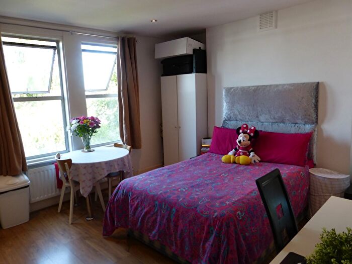 Studio To Rent In Finchley Road, London, NW11