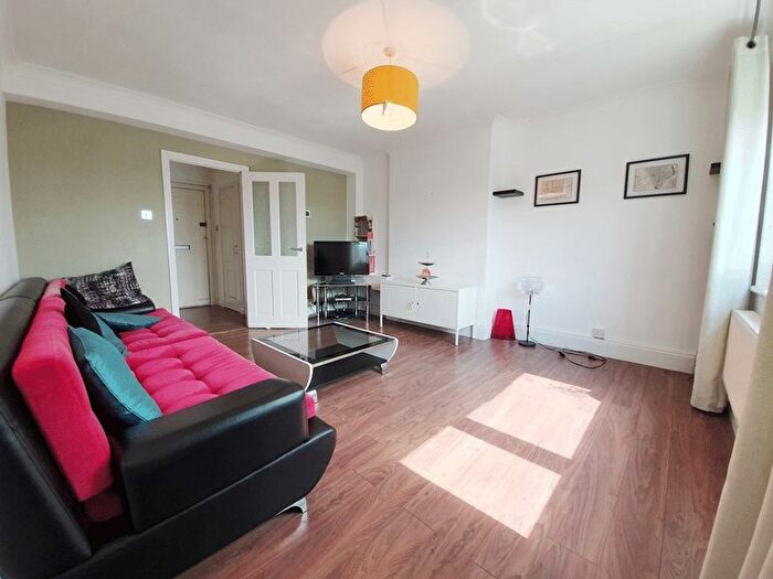 4 Bedroom Flat To Rent In High Trees, Haart House, London, SW2