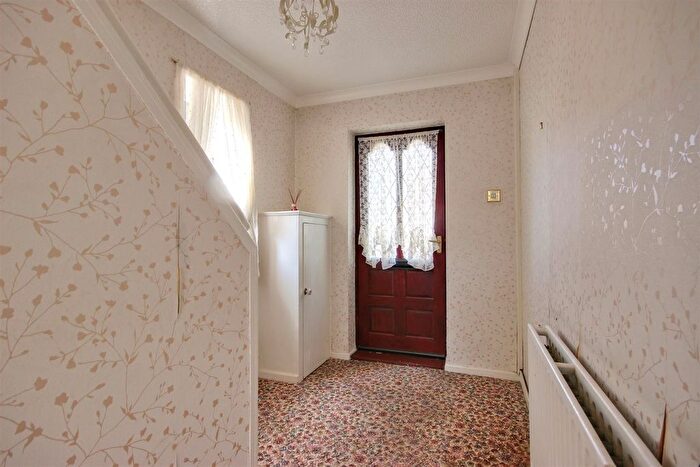 3 Bedroom Semi-Detached House For Sale In Wake Avenue, Cottingham, HU16