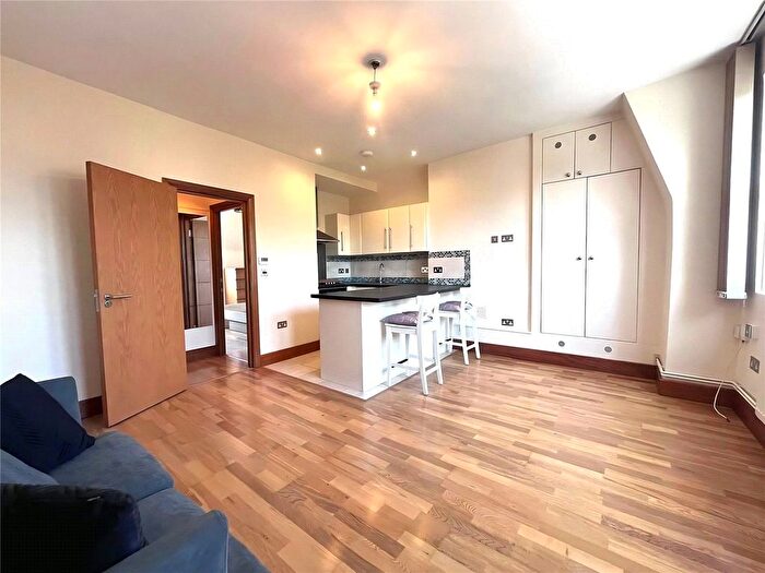 1 Bedroom Flat To Rent In Queens Parade, Harringey, London, N8