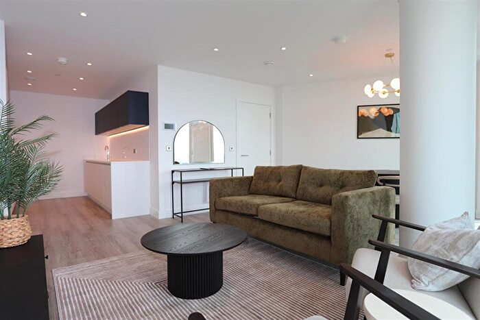 3 Bedroom Apartment To Rent In Thr, New Jackson, EE60