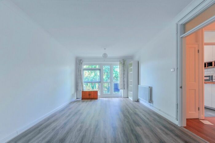 2 Bedroom Flat To Rent In Queens Road, Kingston, KT2