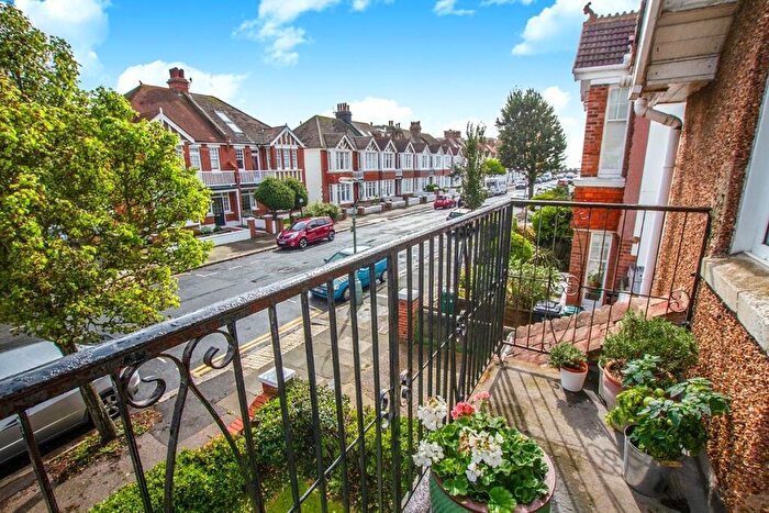 2 Bedroom Flat To Rent In Langdale Gardens, Hove, East Sussex, BN3