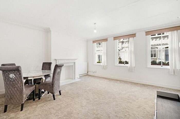 4 Bedroom Mews To Rent In Adam And Eve Mews, High Street Kensington, W8