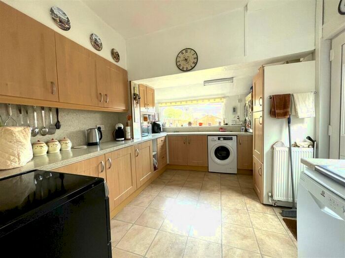 3 Bedroom End Of Terrace House For Sale In Carrington Avenue, Hornsea, HU18