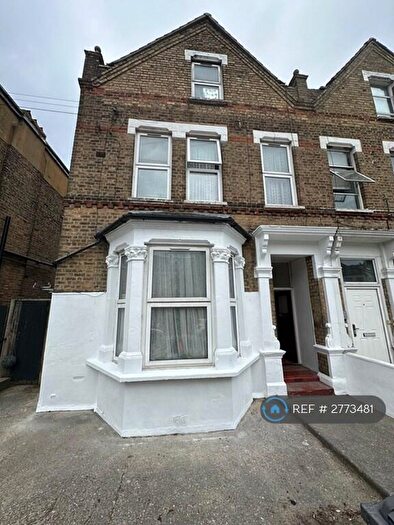 Studio To Rent In Station Road, London, N3