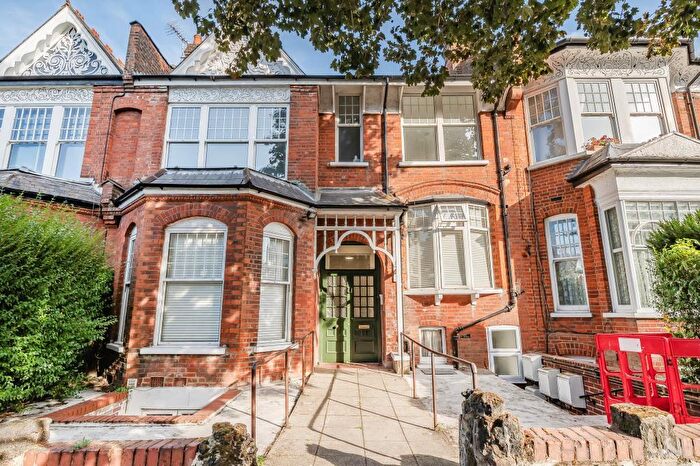 3 Bedroom Flat To Rent In Dukes Avenue, London, N10