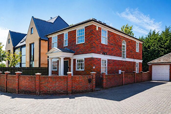 4 Bedroom Detached House To Rent In Lewis Close, Southgate, N14