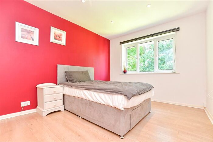 2 Bedroom Flat For Sale In Court Bushes Road, Whyteleafe, Surrey, CR3