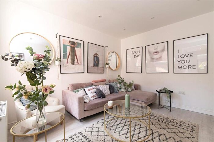 6 Bedroom Terraced House To Rent In Teversal Avenue, NG7