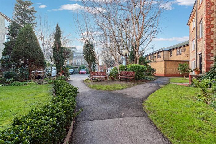 1 Bedroom Flat For Sale In Fishers Lane, London, W4