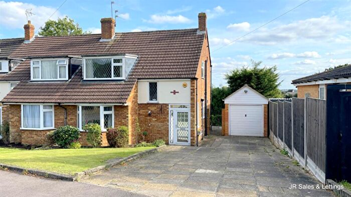 3 Bedroom Semi Detached House For Sale In Bacons Drive, Cuffley, EN6