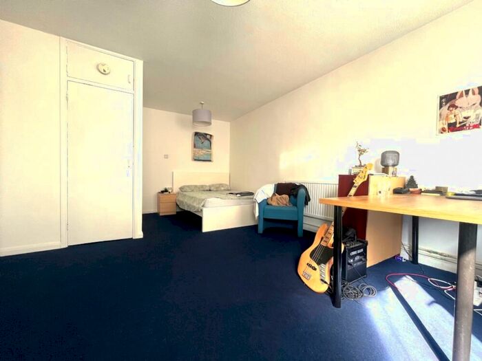 3 Bedroom Flat To Rent In Holmrook House, Euston, NW1