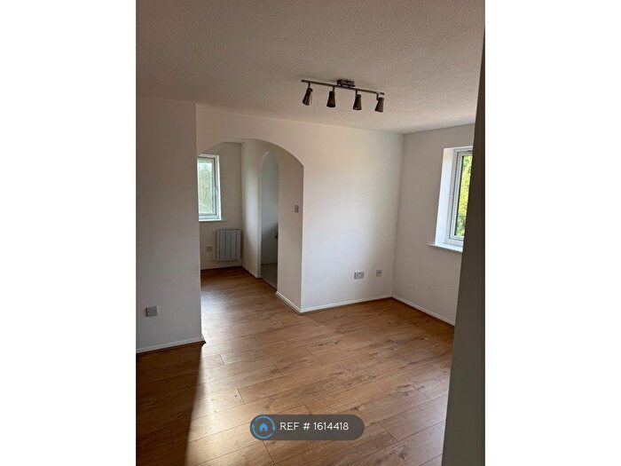 Studio To Rent In Streamside, London, N9