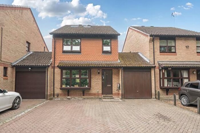 5 Bedroom Link Detached House For Sale In Merrivale Gardens, Woking, GU21