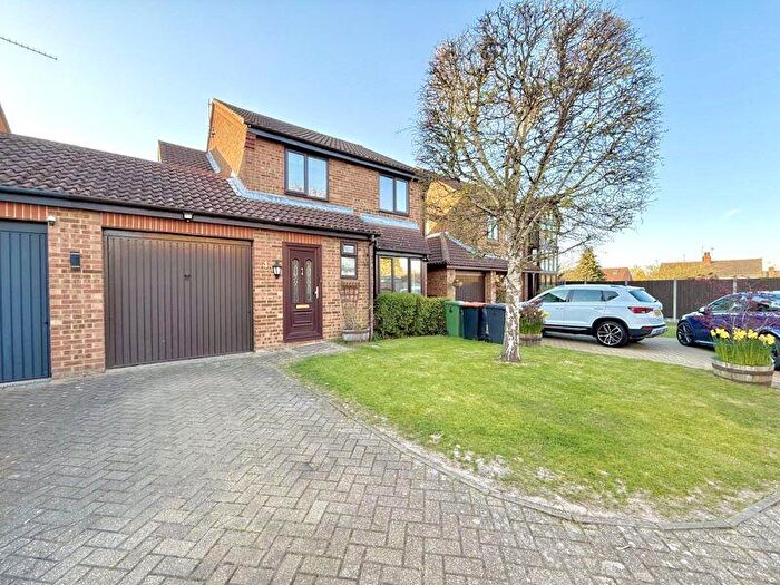 4 Bedroom Link Detached House For Sale In Highfields Close, Dunstable, LU5