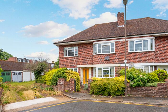 2 Bedroom Maisonette For Sale In Parkfields Avenue, Raynes Park, Merton, SW20