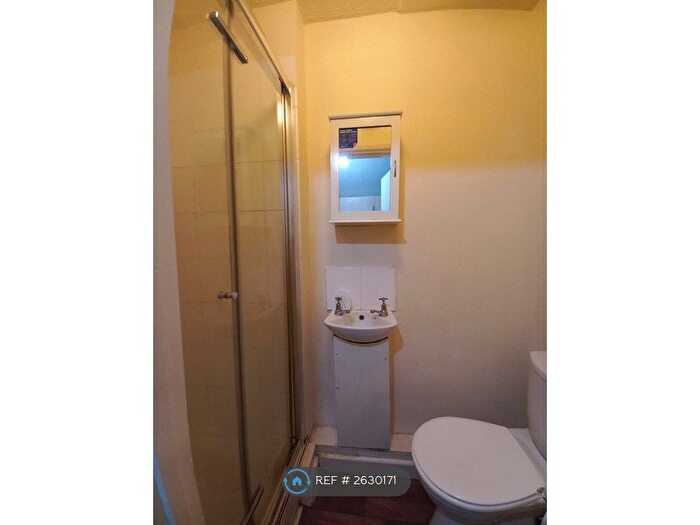 1 Bedroom Flat To Rent In Colwick Road, Nottingham, NG2