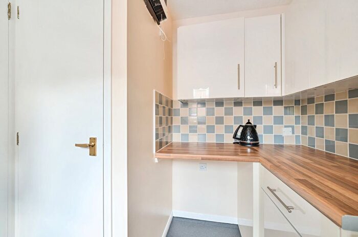 2 Bedroom Flat For Sale In Badgers Croft, Victoria Road, Mortimer Common, Reading, RG7