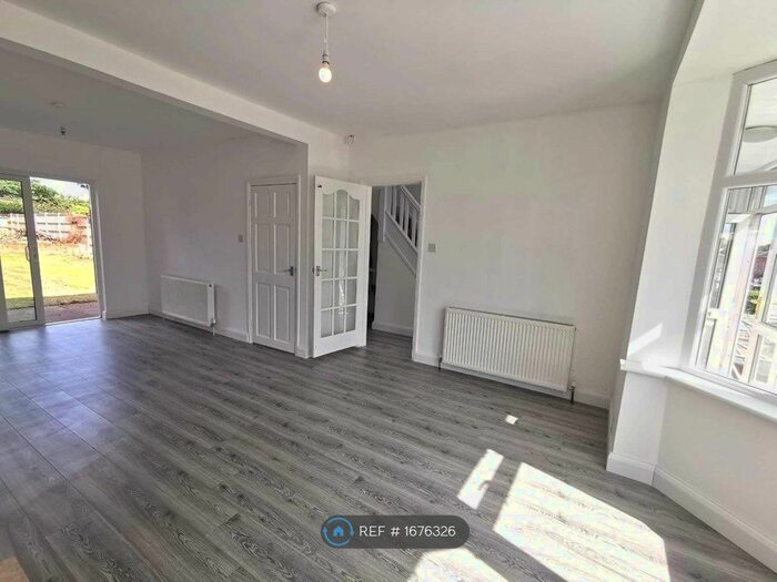 3 Bedroom Semi-Detached House To Rent In Warwick Road, Acocks Green, Birmingham, B27