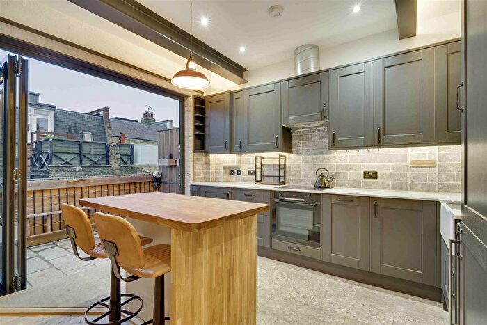 2 Bedroom Flat To Rent In Crookham Road, London, SW6