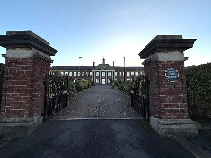 3 Bedroom Flat To Rent In Clifton Drive South, Lytham St. Annes, FY8