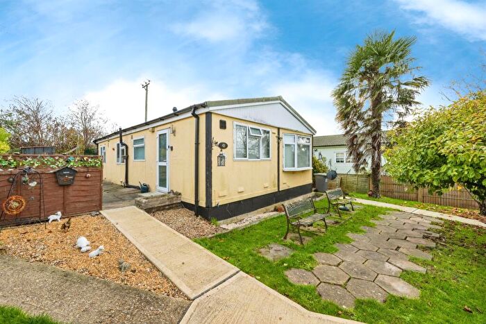 3 Bedroom Park Home For Sale In The Baulk, Clapham, Bedford, MK41