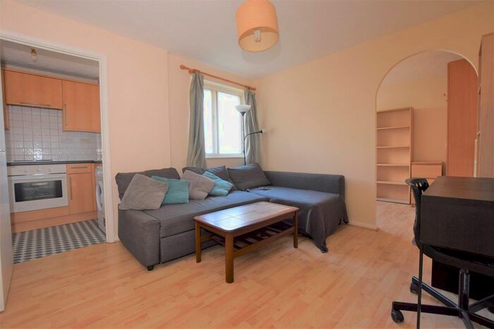 Studio To Rent In Taunton Drive, East Finchley, N2