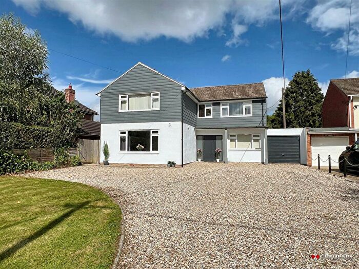 4 Bedroom Link Detached House For Sale In Bramley Road, Pamber End, Tadley, RG26