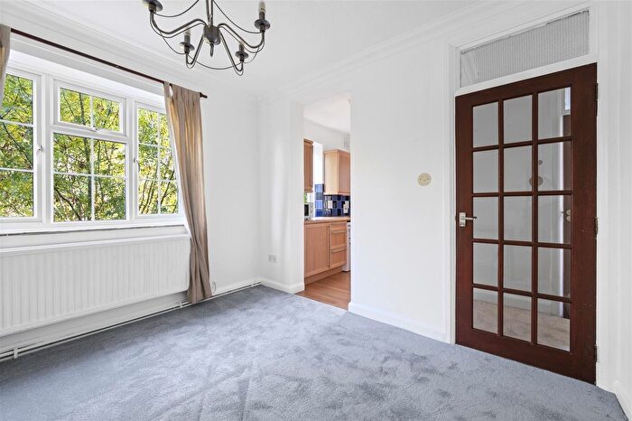 3 Bedroom Flat To Rent In Merton Road, London, SW18
