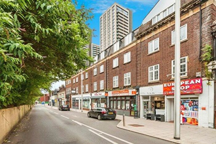 2 Bedroom Flat To Rent In Chapel Street, Woking, GU21