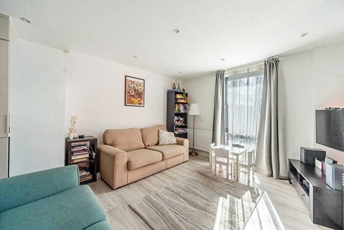 3 Bedroom Flat To Rent In High Street, Harrow Weald, HA3