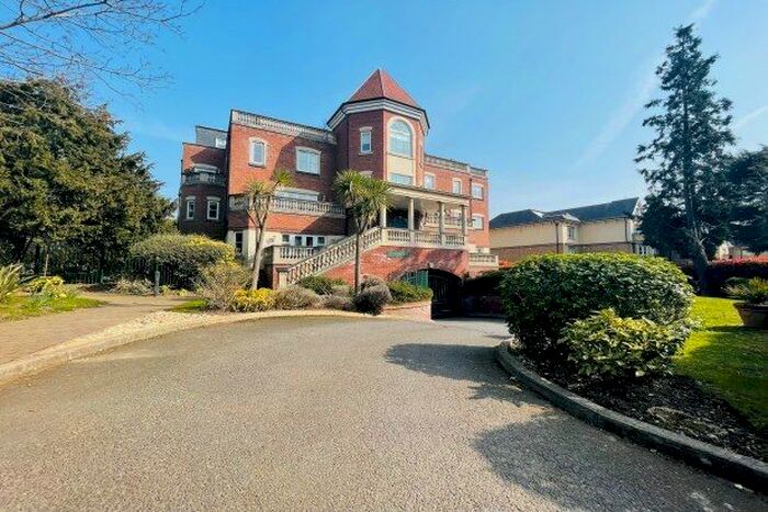 2 Bedroom Flat To Rent In Village Road, Enfield, EN1