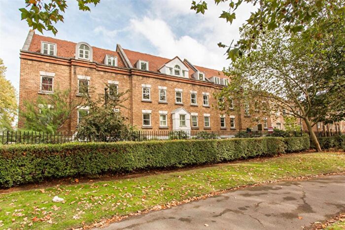 2 Bedroom Flat To Rent In Beatrice House, Stepney Green., E1
