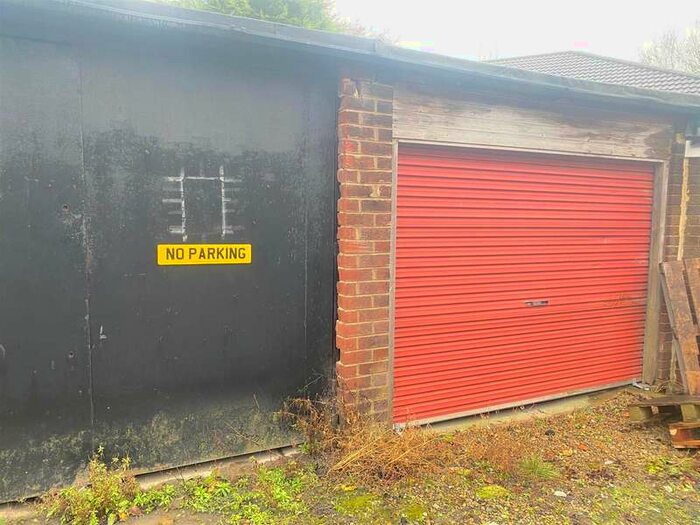 Commercial Garage To Rent In King Lane, Leeds, LS17