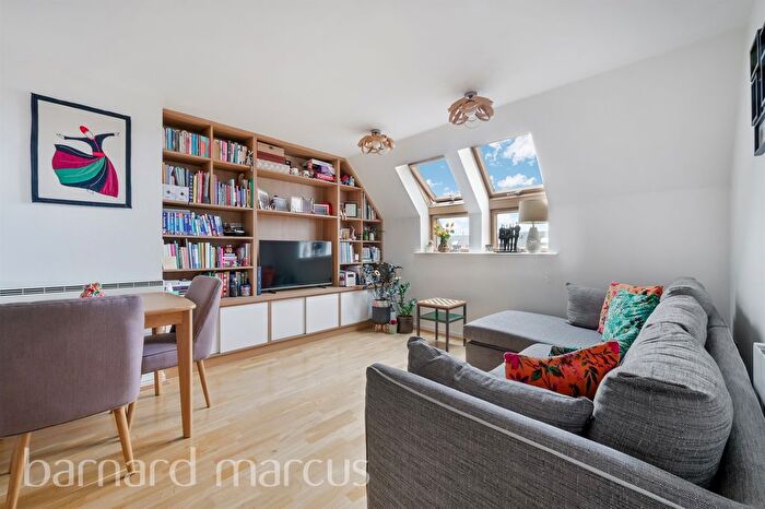 2 Bedroom Flat For Sale In Garratt Lane, London, SW18