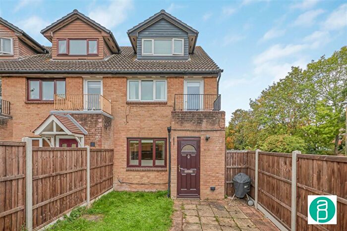 1 Bedroom Flat To Rent In Willow View, Colliers Wood, SW19