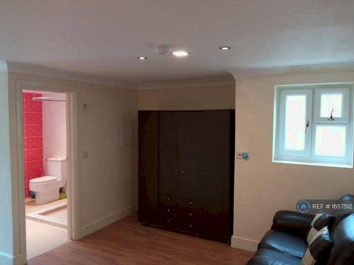 1 Bedroom Flat To Rent In B Eastern Avenue, Ilford, IG4
