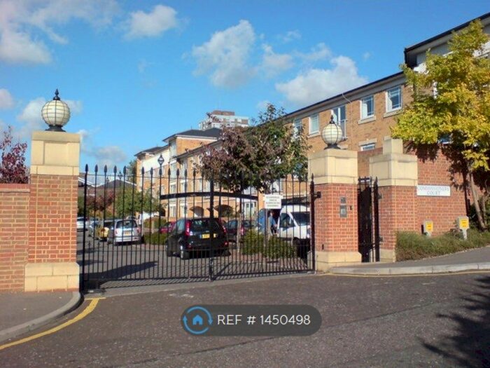 3 Bedroom Flat To Rent In New Stairs, Gillingham, ME4