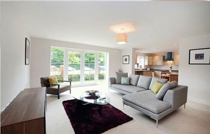 2 Bedroom Flat To Rent In Kings Avenue, Greenford, UB6