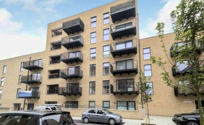 3 Bedroom Flat To Rent In Brumwell Avenue, London, SE18