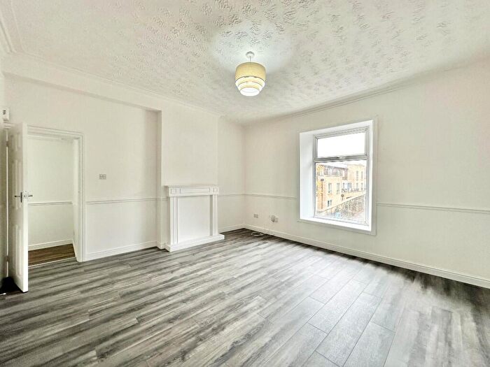 2 Bedroom Flat To Rent In Blackburn Road, Darwen, Lancashire, BB3