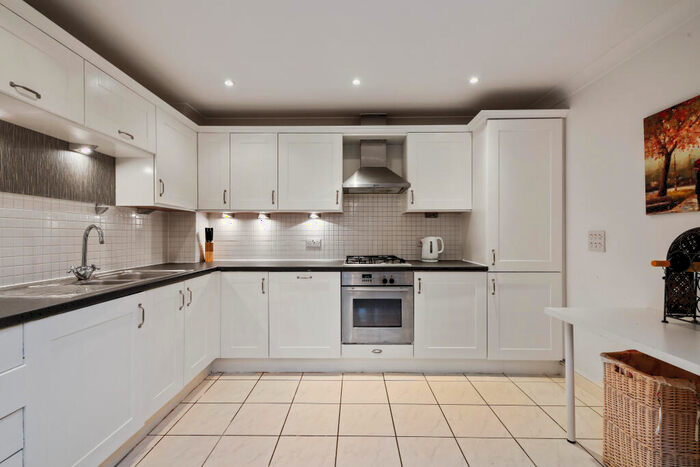 2 Bedroom Flat To Rent In Bridgewater Road, Weybridge, KT13