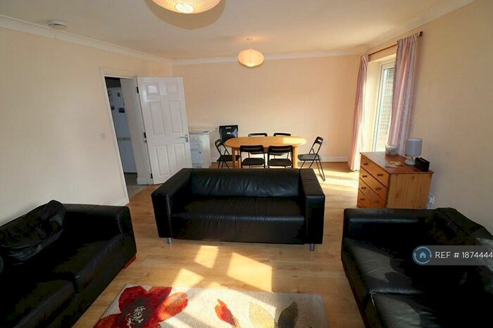 6 Bedroom Semi-Detached House To Rent In Sirdar Road, Southampton, SO17