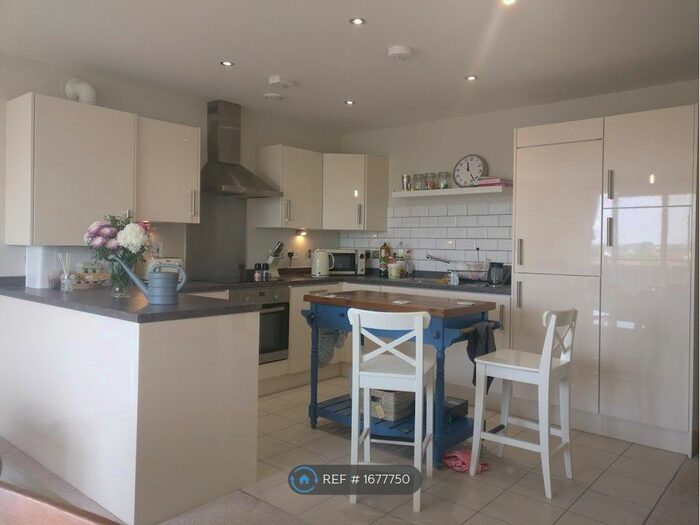 2 Bedroom Flat To Rent In Hallam Court, Croydon, CR0