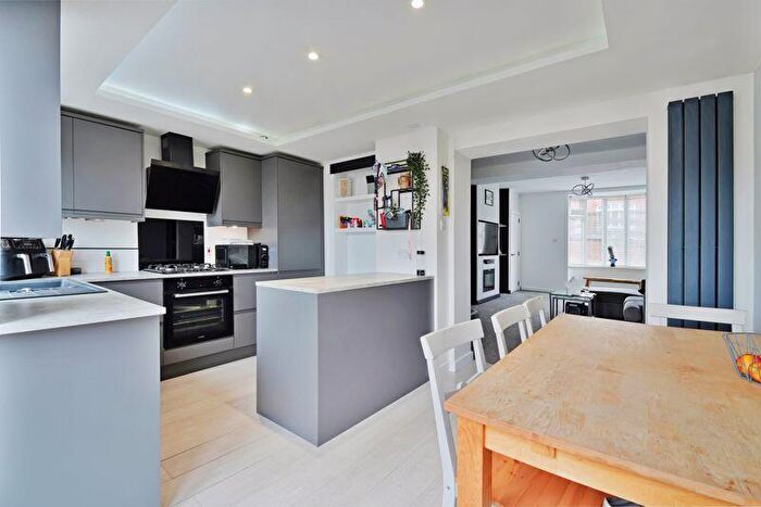 3 Bedroom Semi-Detached House To Rent In Lyminster Road, Sheffield, S6