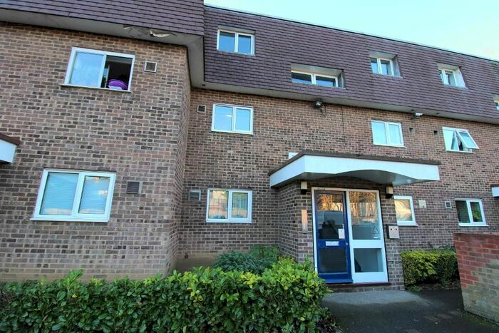 Studio To Rent In Bays Farm Court, Longford UB7