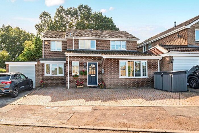 4 Bedroom Link Detached House For Sale In Cormorant Close, Basingstoke, Hampshire, RG22