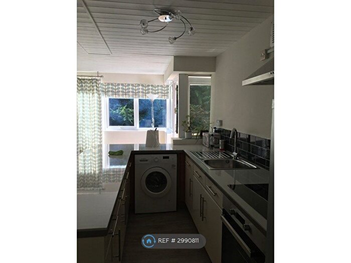 2 Bedroom Flat To Rent In Shaw Lane, Leeds, LS6