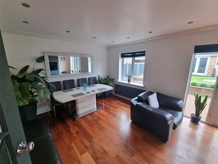 4 Bedroom Detached House For Sale In The Chase, Rayleigh, Essex, SS6